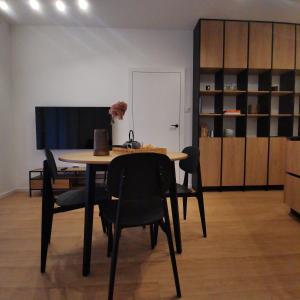 einen Esstisch und Stühle in einem Zimmer in der Unterkunft Apartamenty Białystok - Apartment Royal VI in Białystok