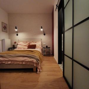 ein Schlafzimmer mit einem Bett und einer Tür zu einem Zimmer in der Unterkunft Apartamenty Białystok - Apartment Royal VI in Białystok