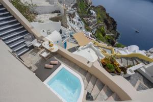 einen Luftblick auf eine Villa mit einem Pool in der Unterkunft Nano Oia Villas in Oia