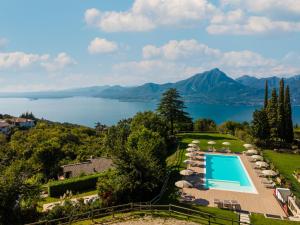 z góry widok na ośrodek z basenem i jeziorem w obiekcie Hotel Bellavista w mieście San Zeno di Montagna