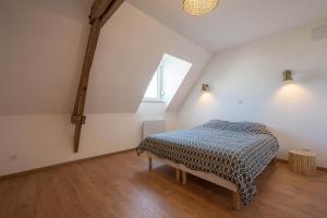 a bedroom with a bed and a window at L'annexe Morbecque in Morbecque