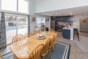 バージニアビーチにあるAnchor Downの木製のテーブルと椅子のあるキッチンとダイニングルーム