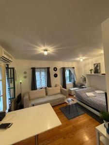una sala de estar con un sofá y una cama en Apartment Tkalča, en Zagreb 7 fotos más