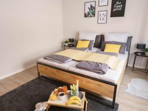 - une chambre avec un lit et un plateau de nourriture dans l'établissement Ferienwohnung Hummel, à Gammertingen