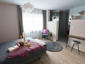 Un dormitorio con una cama con una mesa con velas en Ferienwohnung Hummel, en Gammertingen