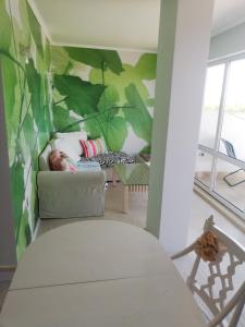 sala de estar con mesa y pared de plantas en Sea view apartment, en Tsarevo