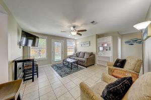 una sala de estar con un sofá y una mesa en Wharf Cottage, en Rockport