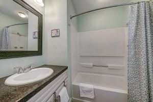 Un baño blanco con lavabo y ducha. en Wharf Cottage, en Rockport 28 fotos más