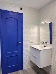 baño con puerta azul y lavamanos en NICE DREAM!!, en Playas de Vera