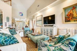 Μια τηλεόραση ή/και κέντρο ψυχαγωγίας στο Tranquil coastal home with ocean views, beach access, balcony & shared pool