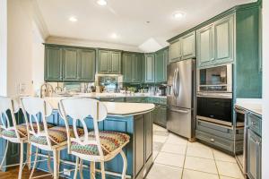 Η κουζίνα ή μικρή κουζίνα στο Tranquil coastal home with ocean views, beach access, balcony & shared pool