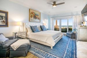 Ένα ή περισσότερα κρεβάτια σε δωμάτιο στο Tranquil coastal home with ocean views, beach access, balcony & shared pool +29 φωτογραφίες