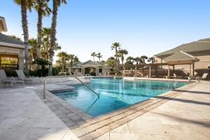 Πισίνα στο ή κοντά στο Tranquil coastal home with ocean views, beach access, balcony & shared pool