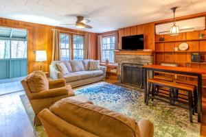 韋恩斯維爾的住宿－Charlotte's Cabin，带沙发和壁炉的客厅