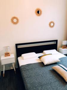 una camera da letto con un letto con due specchi sul muro di Roubaix Gare wifi métro musée calme confort 6 lits - Gite le Ferrum a Roubaix