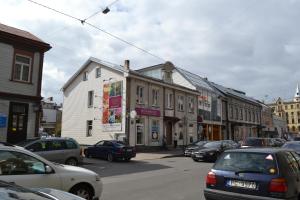 una strada trafficata con auto parcheggiate sulla strada di Apartments Amber Riga a Riga