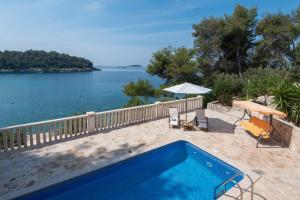 una piscina con vista sull'acqua di Apartment Prižba - Korčula a Prižba
