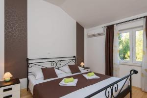 Un dormitorio con una cama grande con dos toallas. en Apartment Prižba - Korčula, en Prizba 54 fotos más