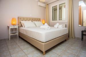A bed or beds in a room at Elena's apartment 3