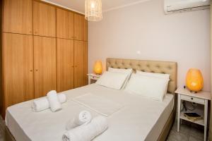 A bed or beds in a room at Elena's apartment 3