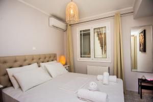 A bed or beds in a room at Elena's apartment 3