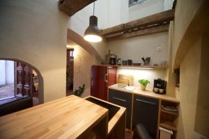 - une cuisine avec une table en bois dans une chambre dans l'établissement RenaissanceStuben, à Torgau
