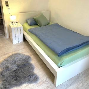 Un pat sau paturi într-o cameră la Uriges Ferienhaus in der Altstadt von Saarburg mit Sauna, Kinderspielecke, 1000Mbit Wlan, 1 Minute vom Wasserfall entfernt