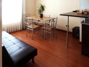 una mesa y sillas en una habitación con sofá en Personal Aparts Downtown en Santiago