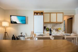 A kitchen or kitchenette at Elena's apartment 3