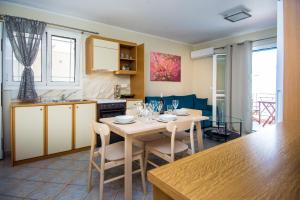 cocina y comedor con mesa y sillas en Elena's apartment 3 en Argostoli