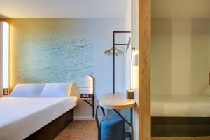 Кровать или кровати в номере B&B HOTEL Epernay