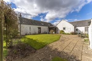 En have udenfor East Kelt Farm Cottage