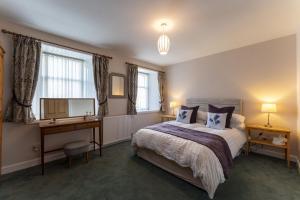 En eller flere senge i et værelse på East Kelt Farm Cottage