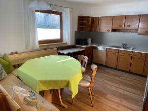 A kitchen or kitchenette at FerienWohnung Weer