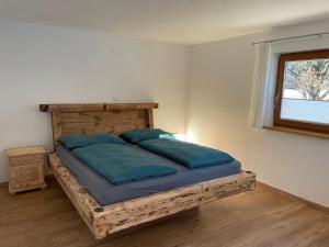 A bed or beds in a room at FerienWohnung Weer