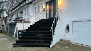 un conjunto de escaleras que conducen a una casa con puerta en In der Luft Obergeschoss, en Wesel