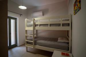 Katil dua tingkat atau katil-katil dua tingkat dalam bilik di Alexandra's House