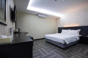 S Hotel Seberang Jaya客房内的一张或多张床位