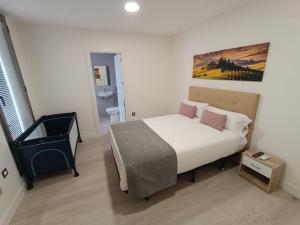 a bedroom with a bed and a bathroom at Hotel Rural Envero in Pesquera de Duero