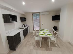 een keuken en eetkamer met een tafel en stoelen bij Hotel Rural Envero in Pesquera de Duero