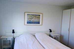 sypialnia z łóżkiem i zdjęciem na ścianie w obiekcie Feriehus Syd på Rødkærgård w mieście Kerteminde