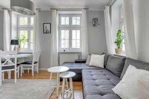- un salon avec un canapé et une table dans l'établissement Comfort Apartments Old Town Chlebnicka, à Gdańsk