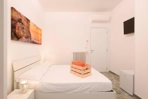 una camera bianca con un letto con delle scatole di Lulía bed&breakfast a Otranto