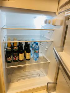 einen offenen Kühlschrank mit Flaschen Bier in der Unterkunft Das Andere - Gästeapartment in Kippenheim