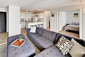 ein Wohnzimmer mit einem Sofa und einer Küche in der Unterkunft Hyatt Place 502 in Honolulu