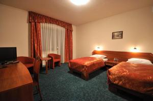 
Łóżko lub łóżka w pokoju w obiekcie Hotel Salamandra
