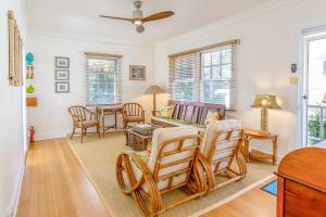 uma sala de estar com cadeiras e uma mesa em Garden Cottage Unit A em Honolulu