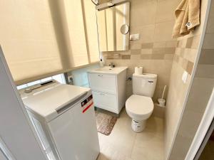 ein kleines Bad mit WC und Waschbecken in der Unterkunft Ático con terraza centro de Tarragona, Mi Refugio in Tarragona