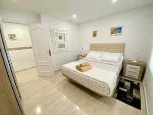 Posteľ alebo postele v izbe v ubytovaní Ático con terraza centro de Tarragona, Mi Refugio