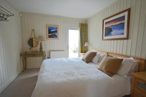 Postel nebo postele na pokoji v ubytování Penmorfa - Sublime Abersoch retreat with roof terrace, 80m from beach, great for surfing